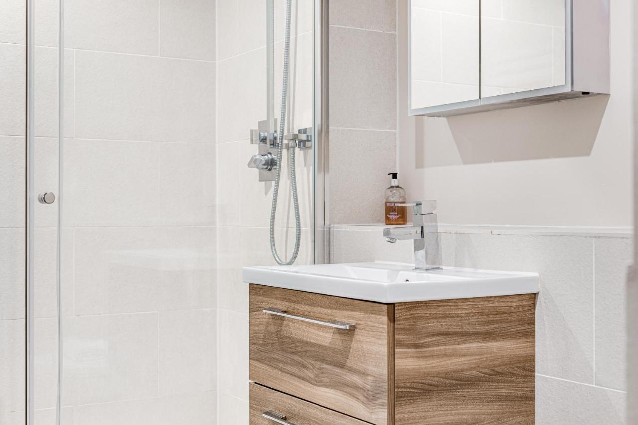 Homely 2 Beds Apt Up To 5 Guests-Wifi By Tent Serviced Apartments Chertsey Luaran gambar