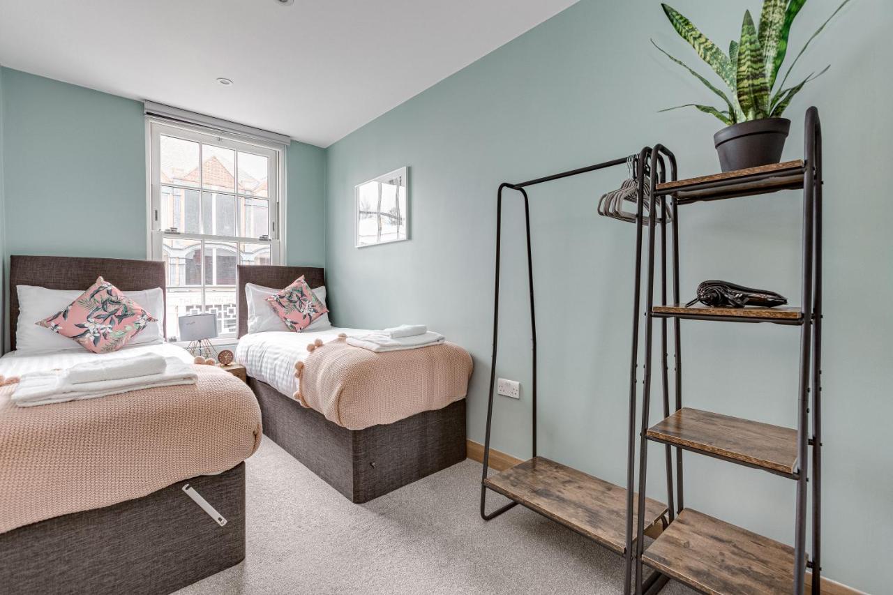 Homely 2 Beds Apt Up To 5 Guests-Wifi By Tent Serviced Apartments Chertsey Luaran gambar