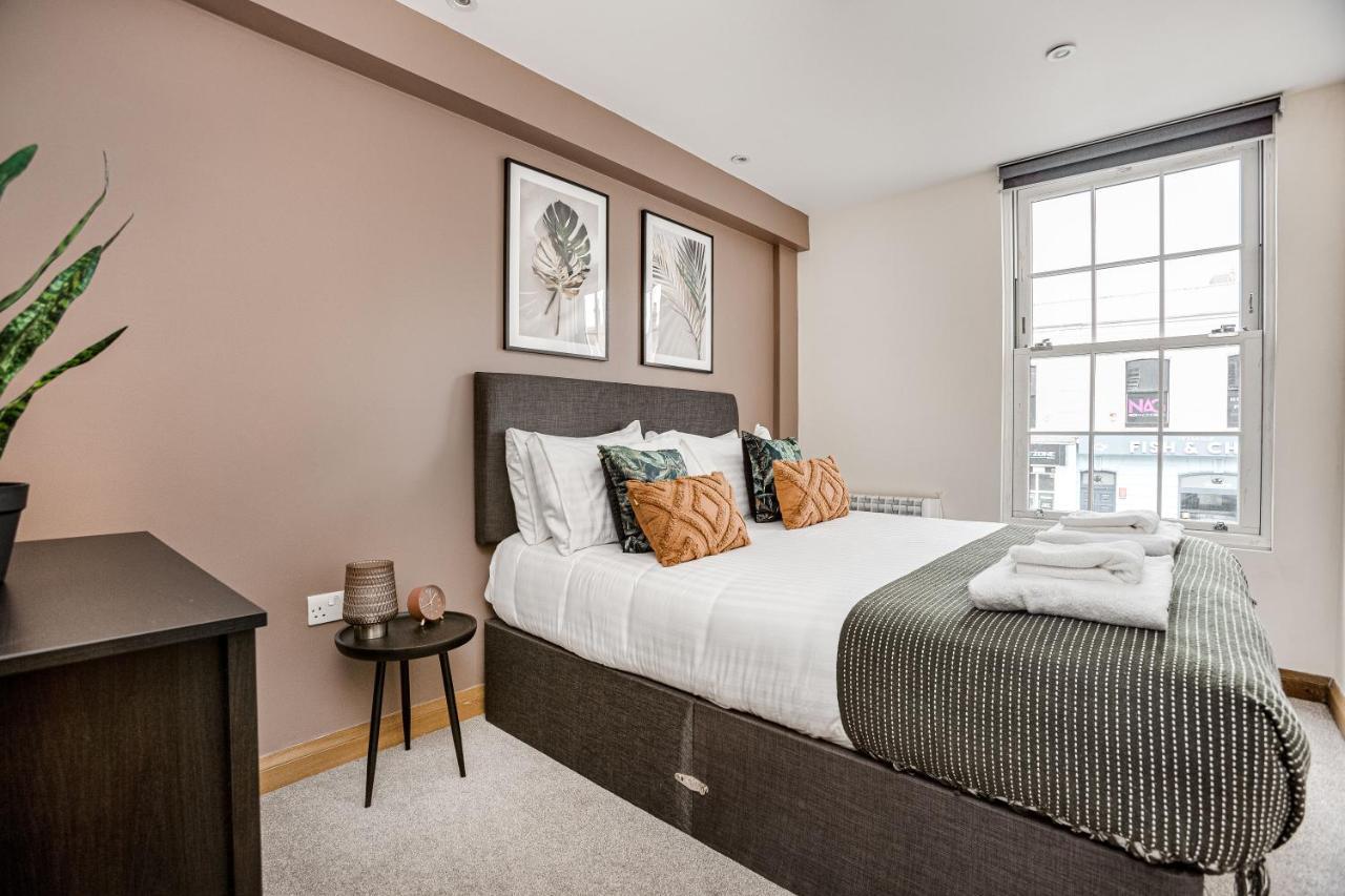 Homely 2 Beds Apt Up To 5 Guests-Wifi By Tent Serviced Apartments Chertsey Luaran gambar